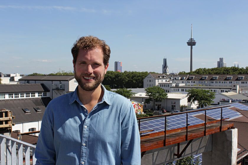 Christian Dommer vor Kölner Skyline