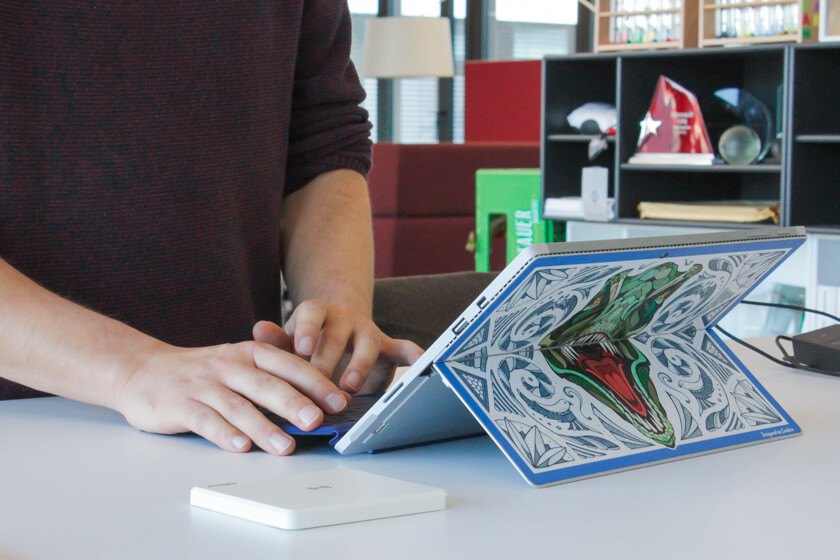 Digitale Leute - Tobias Röver - Microsoft - Das von Illustrator Andreas Preis gestaltete Motiv auf dem Surface von Tobias.