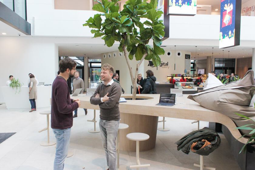 Digitale Leute - Tobias Röver - Microsoft - Tobias tauscht sich im Foyer mit einem Kollegen über seinen Job aus.