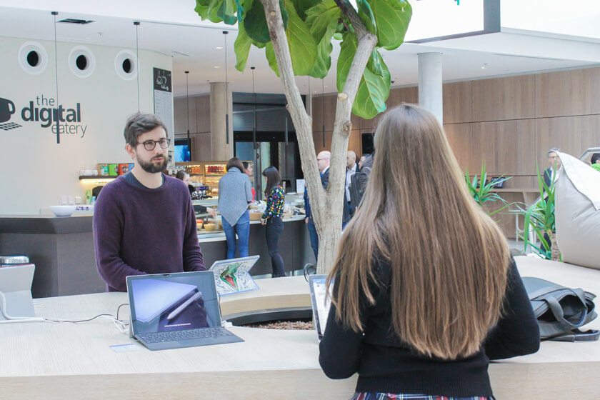 Digitale Leute - Tobias Röver - Microsoft - Eine Kollegin wird von Tobias Röver beraten.