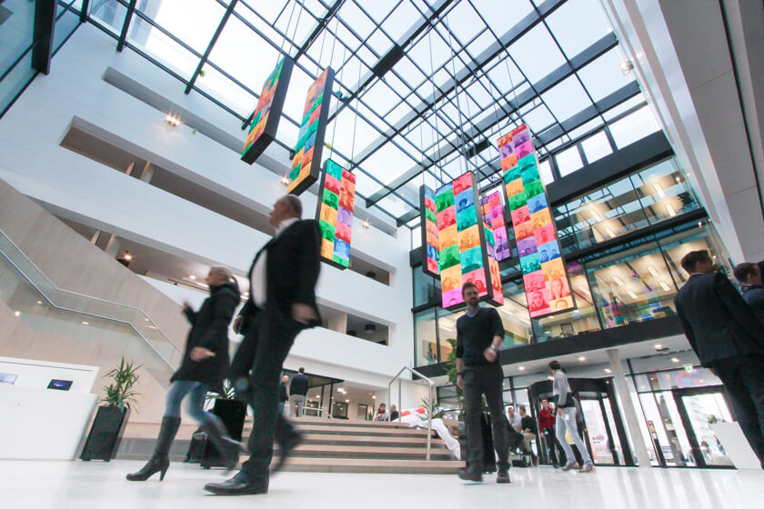 Digitale Leute - Tobias Röver - Microsoft - Das große Oberlicht lässt viel Tageslicht in das Foyer von Microsoft in München.