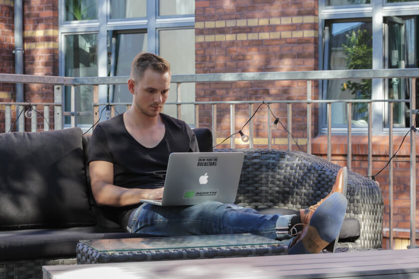 Digitale Leute - Thomas Unruh - Lesara - Thomas arbeitet von zu Hause, auf der Dachterasse oder auch vom Zug aus. Hauptsache er hat sein MacBook.