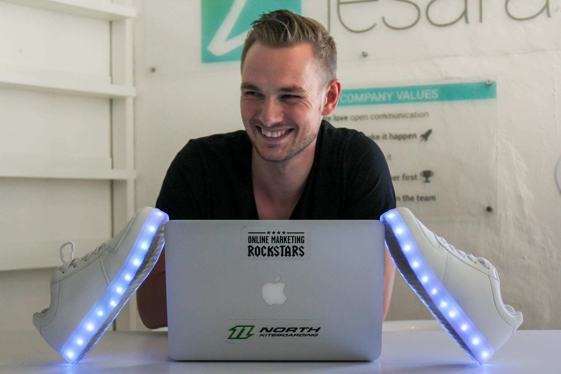 Digitale Leute - Thomas Unruh - Lesara - Die LED Schuhe sind ein gutes Beispiel wie die BI einen Produkttrend vorhergesagt hat.