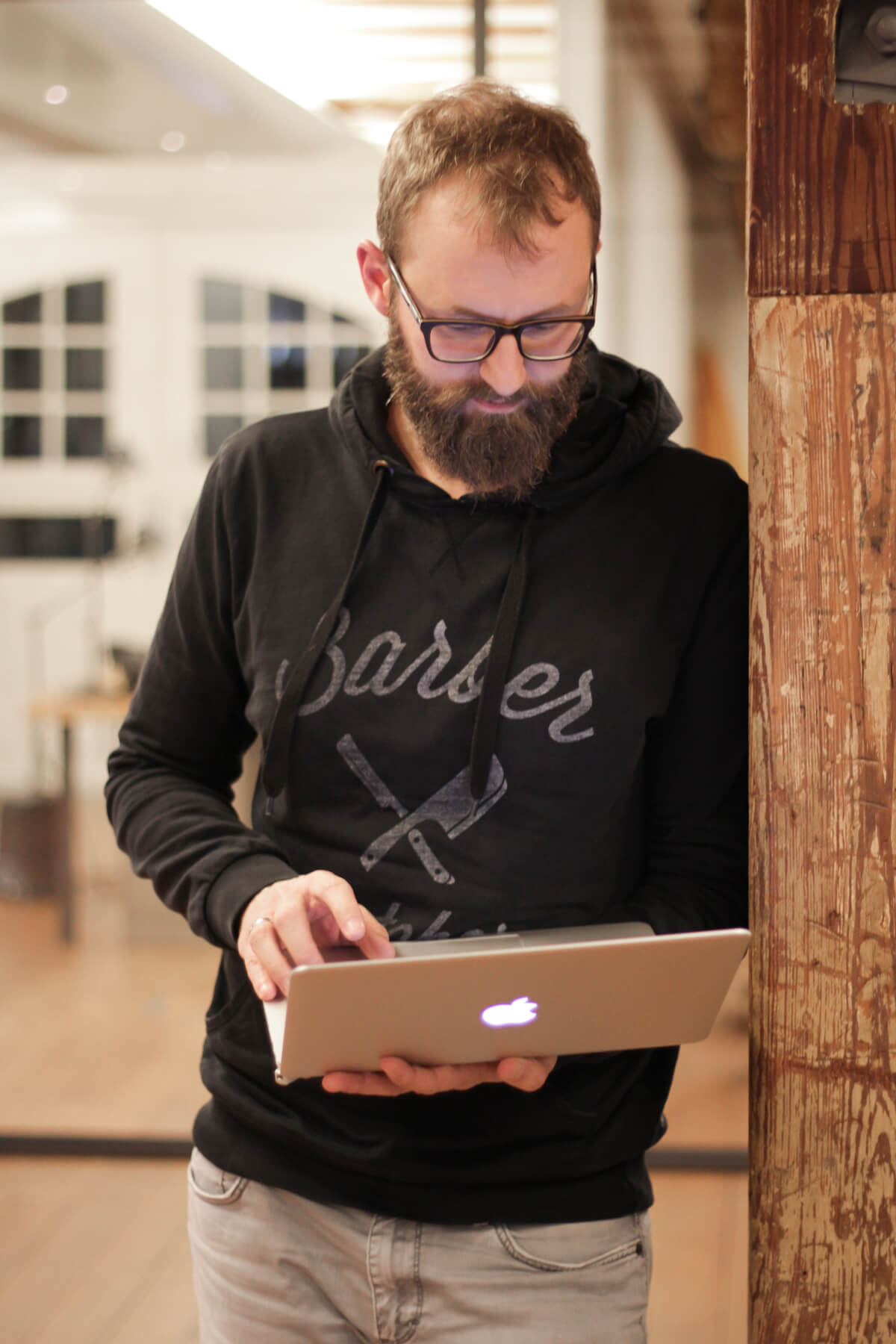 Digitale Leute - Bastian Scherbeck - Kolle Rebbe - Den Laptop nimmt Bastian ungern mit in einer Besprechung: Lenkt einfach zu sehr ab!