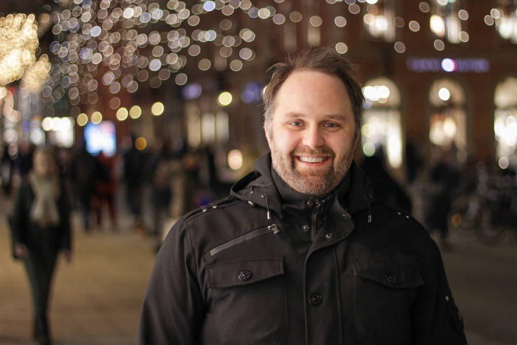 Digitale Leute - Sebastian Hoop - CollectAI - Profilfoto von Sebastian Hoop in der Hamburger Fußgängerzpne zur Weihnachtszeit.