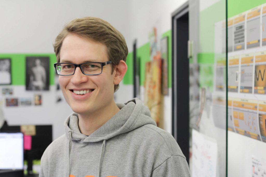 Digitale Leute - Sandro Gießl - eGym - Portrait von Sandro Gießl in seinem Teambüro bei eGym.