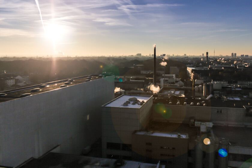 Digitale Leute - Kerstin Timm - Artaxo - Überr die Schokoladenfabrik von Nestlé hinweg hat man einen wunderbaren Blick auf Hamburg bei Sonnenuntergang.