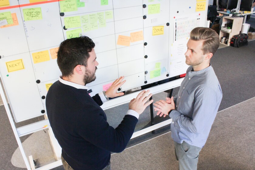 Bernhard Obereder mit Kollege vor Whiteboard