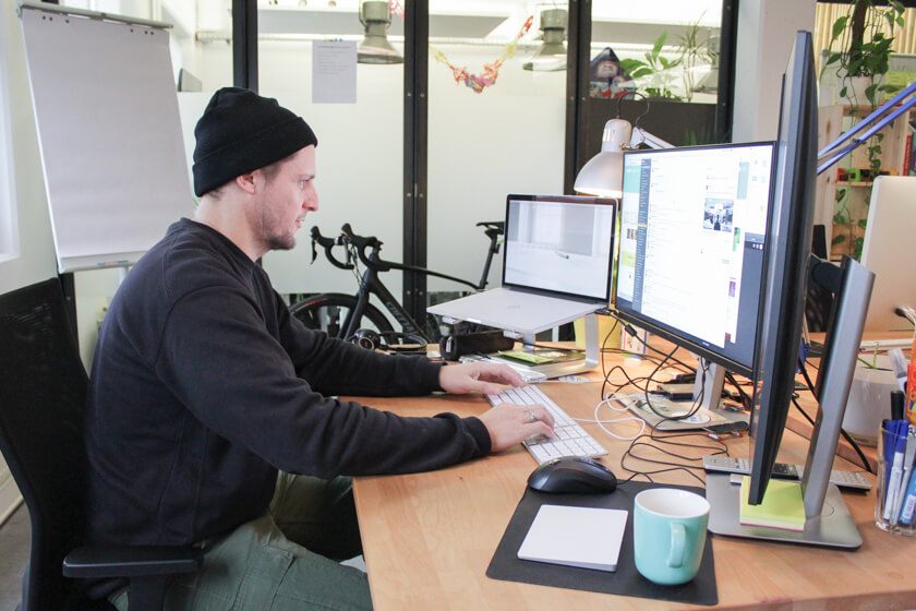 Ingo Ellerbusch - Jimdo - Ingo Ellerbusch und sein Setup. Im Hintergrund sein Fahrrad.