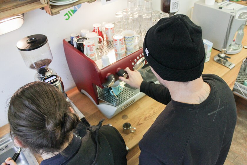 Ingo Ellerbusch - Jimdo - Ingo steuert die Luftzufuhr an dieser Kaffeemaschine bei Jimdo in Hamburg.