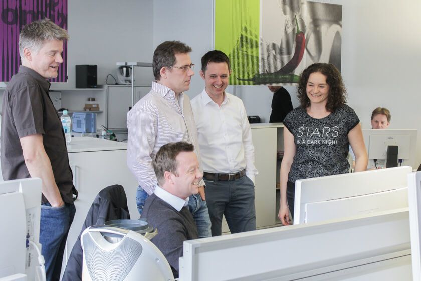 Digitale Leute - Mario Wallmeyer - Vorwerk - Das Team rund um Mario Wallmeyer bei Vorwerk in ihrem Office.