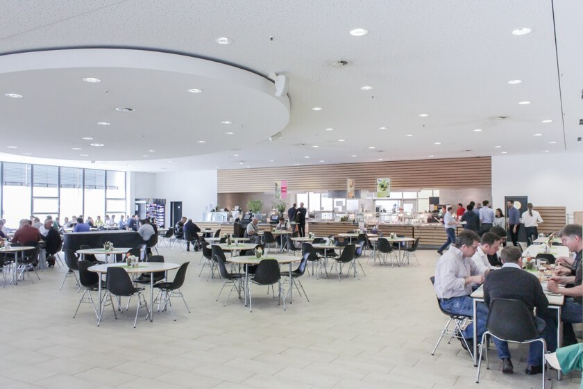 Digitale Leute - Mario Wallmeyer - Vorwerk - Die großzügige Kantine bei Vorwerk, in dem das Team von Mario regelmäßig zusammen essen geht.