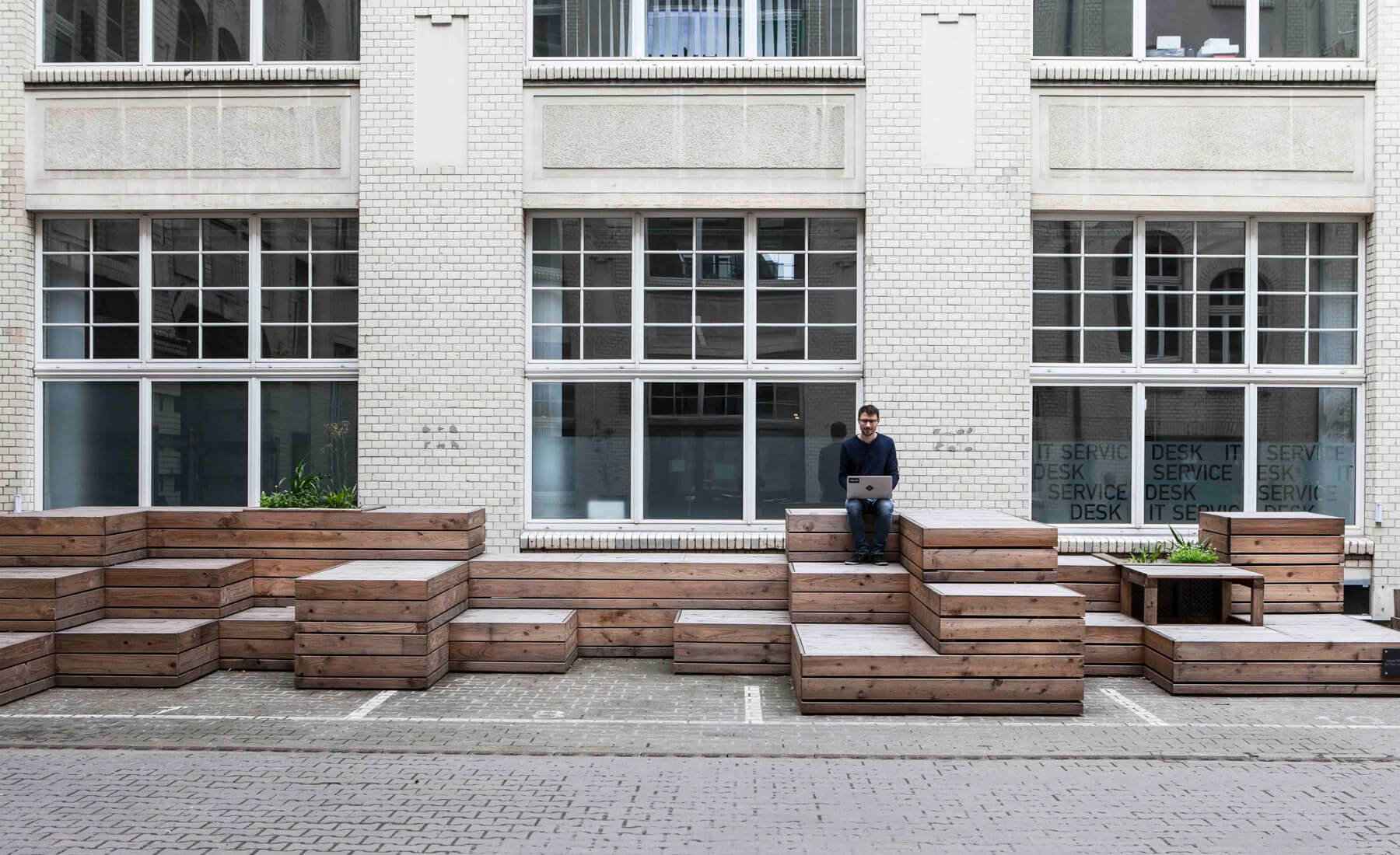 Digitale Leute - Martin Junker - Idealo - Statt parkplätze eine Sitzlandschaft im Innenbereich der Anlage, in der idealo seit zwei Jahren residiert.