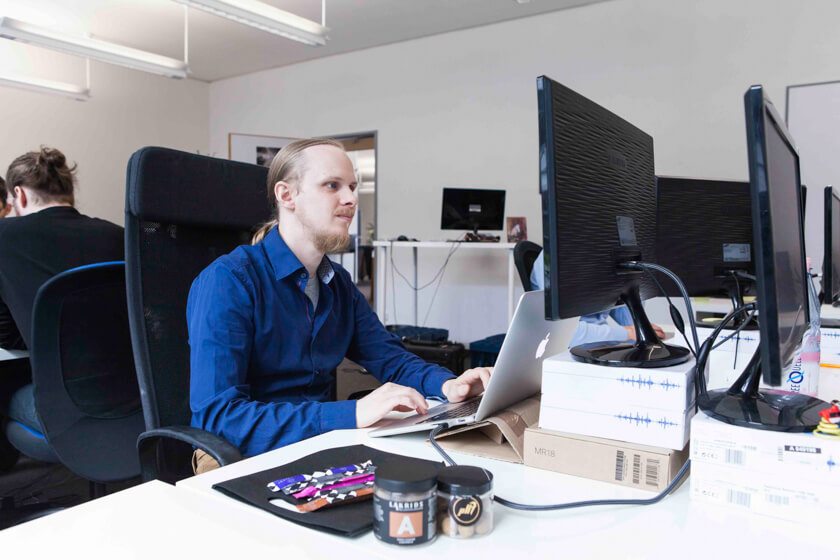 Digitale Leute - Bjarke Walling - Book A Tiger - Neben einem zweiten Monitor braucht Bjarke nichts weiteres an seinem Arbeitsplatz.