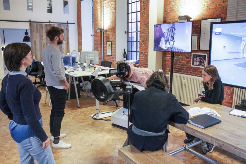 Digitale Leute - Mariana Gütt - Demodern - Das Team rund um Mariana beim Test mit der Birdly-Maschine.