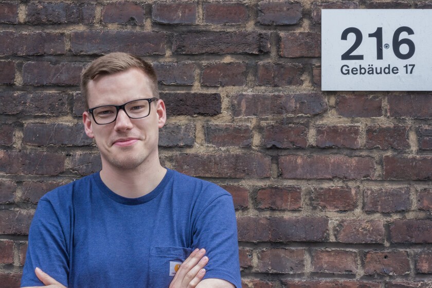 Digitale Leute - Lukas Höh - Fluur - Portrait von Lukas Höh vor dem Gebäude 17 in Köln.