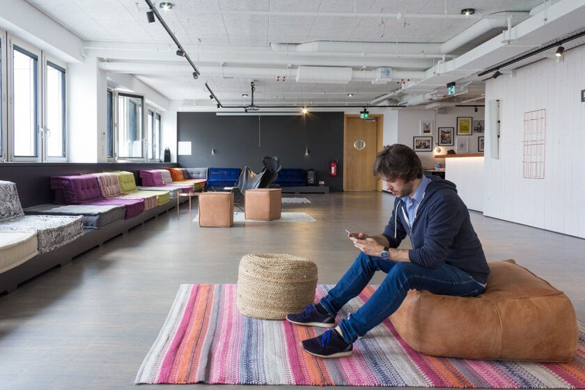 Digitale Leute - Markus J. Doetsch - Rocket Internet - Viel Raum zu Chillen und um sich auch mal so zu treffen bei Rocket Internet im Office.