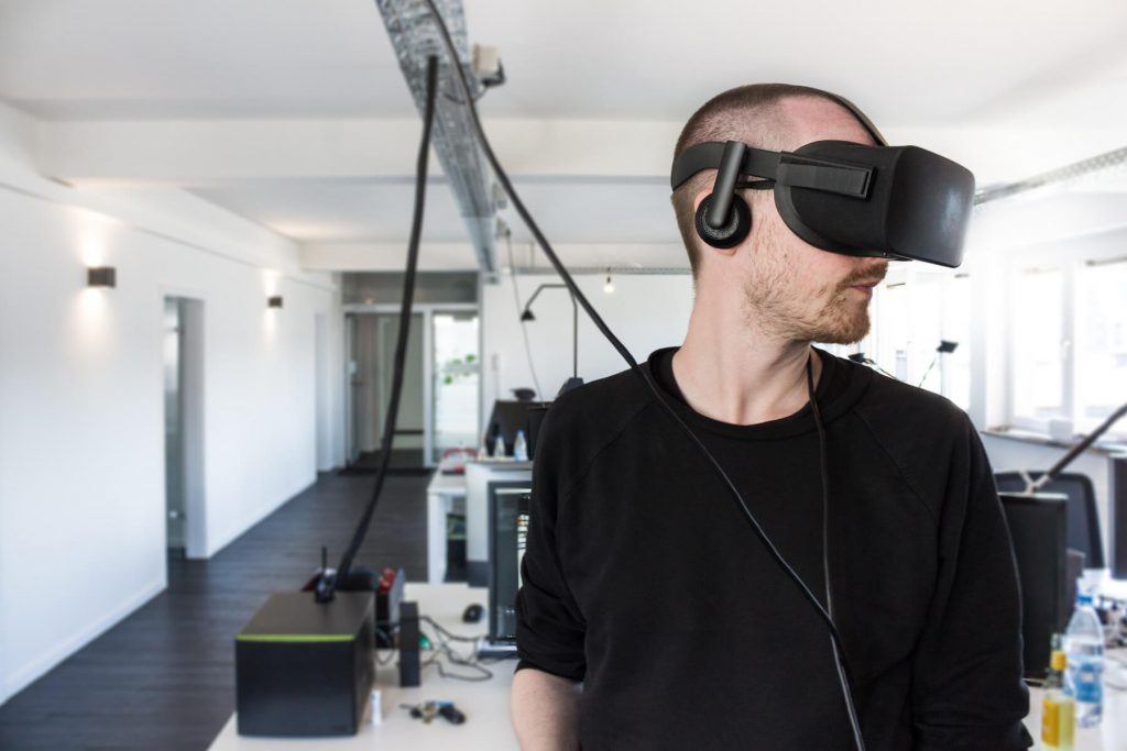 Digitale Leute - Stefan Klefisch - 42dp - Beinahe täglich programmiert Stefan Klefisch, entwickler bei 42dp an VR-Applikationen.