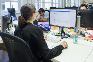 Adrienne Ossko sitzt vor dem Rechner