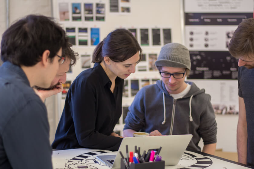 Digitale Leute - Adrienne Ossko - EyeEm - Beim daily Standup gleichen die Teammitglieder sich ab und besprechen Probleme.