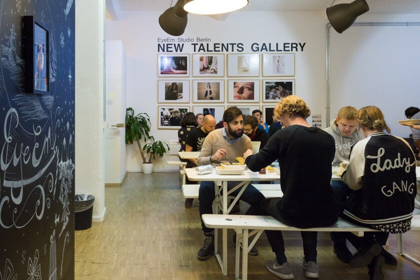 Digitale Leute - Adrienne Ossko - EyeEm - Bei EyeEm in Berlin gibt es öfter gemeinsames Mittagessen, bei deen Adrienne Ossko gerne dabei ist.