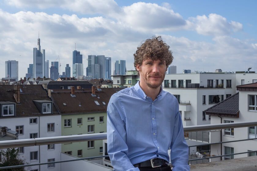 Digitale Leute - Thomas Lischetzki - Factset - Thomas Lischetzki, Senior Business Consultant bei Factset auf dem Balkon des Frankfurter Office.