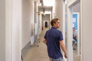Peter Sunna vor Wall