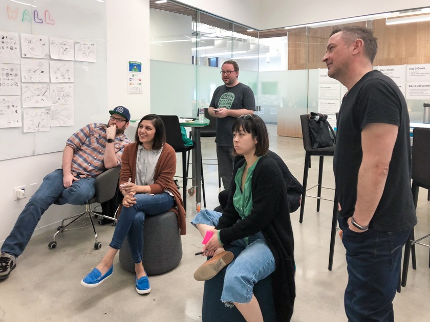 Mitarbeiter von Google Analytics, UX Design, verfolgen eine Präsentation im Office in Mountain View. 
