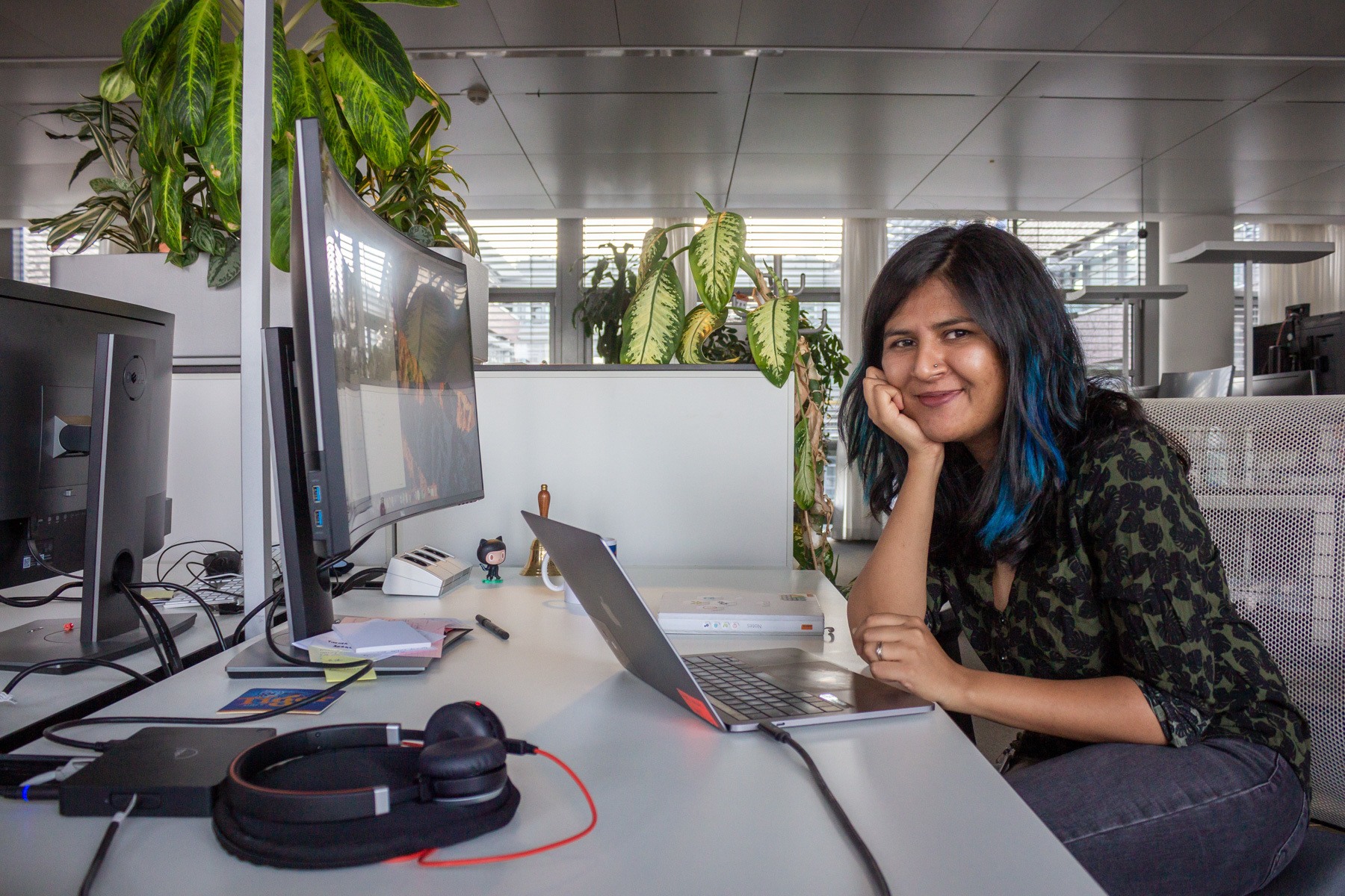 Jannet Faiz, Engineering Manager bei Scout24 an ihrem Arbeitsplatz.