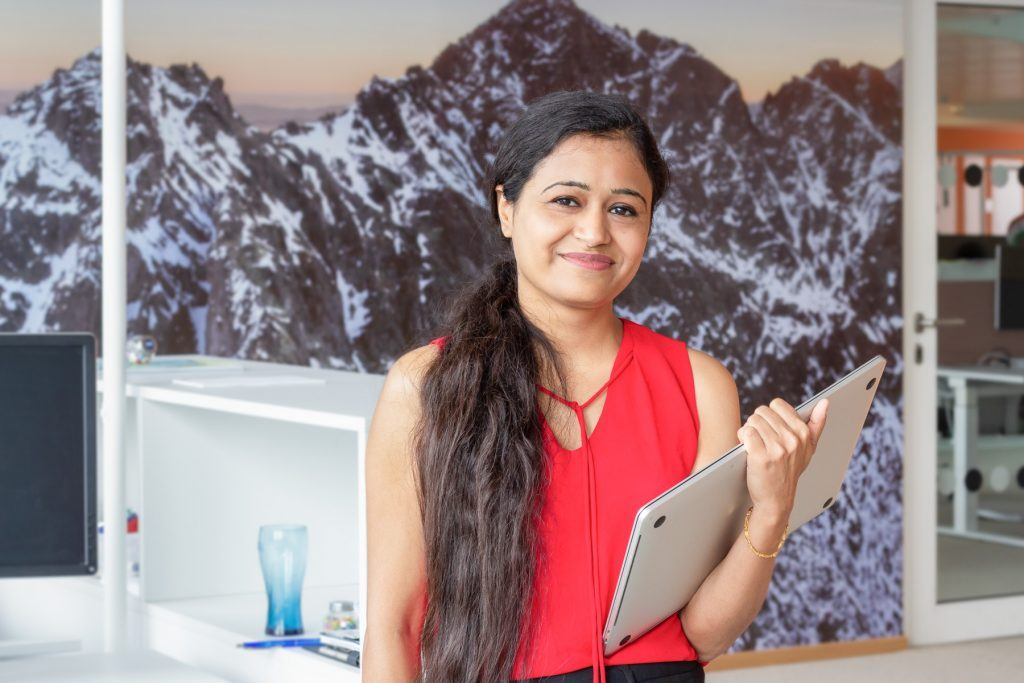 Das Titelphoto des Interviews mit Kirandeep Kaur, Scrum Master bei HRS.