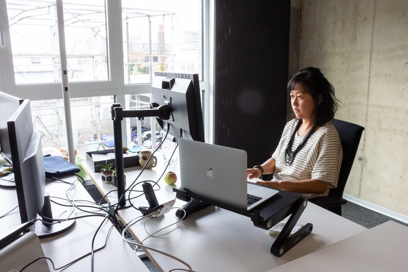 Ann-Lee Chou an ihrem Arbeitsplatz bei Eyeo.