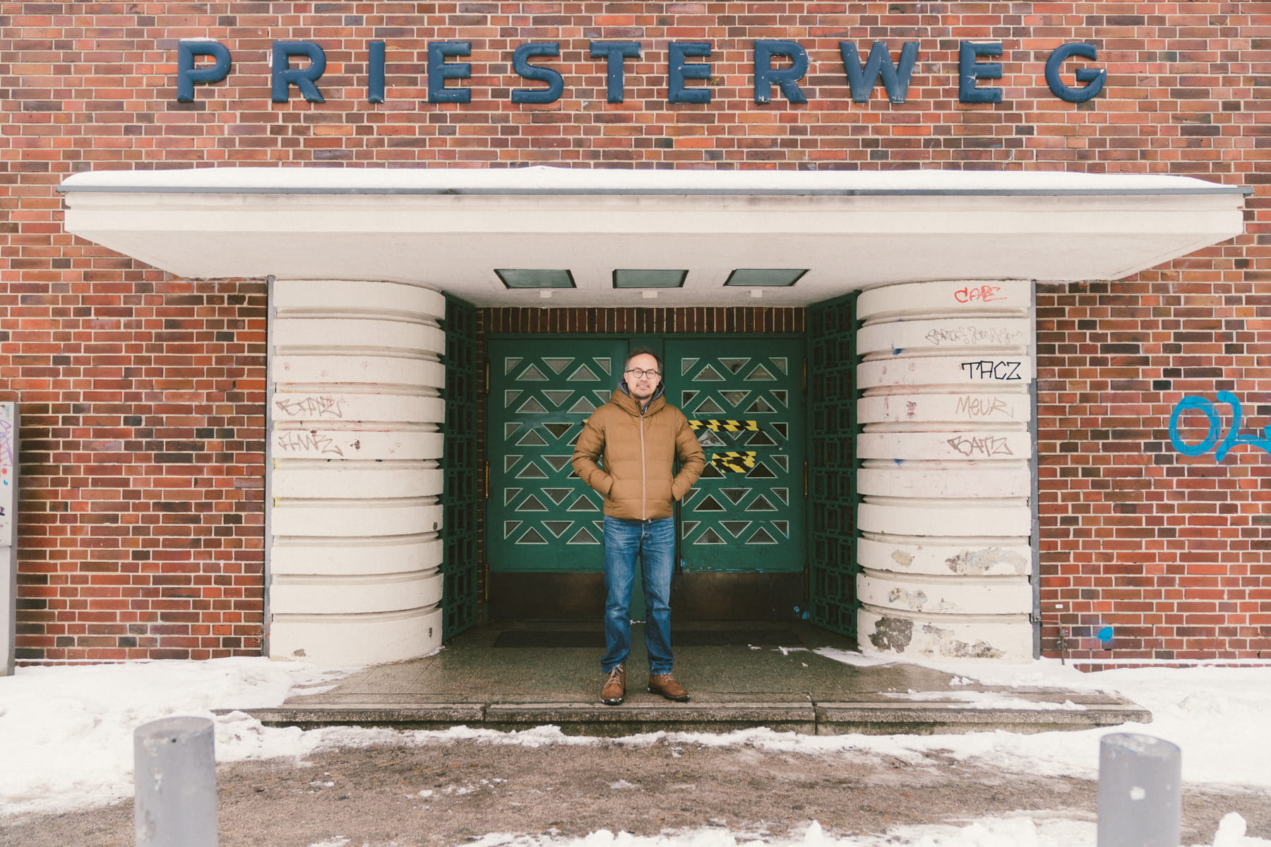 Mikio vor der Fassade des Priesterweg in Berlin.