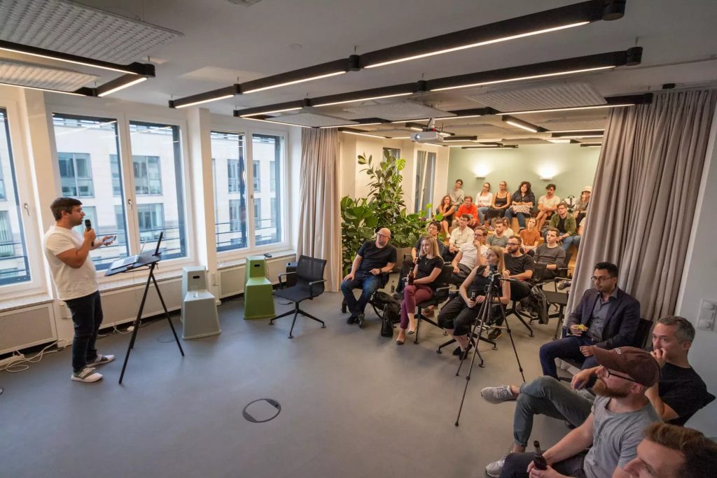 Speaker und Auditorium beim 8. Digitale Leute Meetup in Berlin bei Piabo PR.