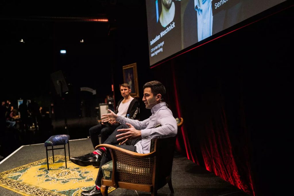 Serge Vartanov on stage at Digitale Leute Summit 2019 in Cologne.