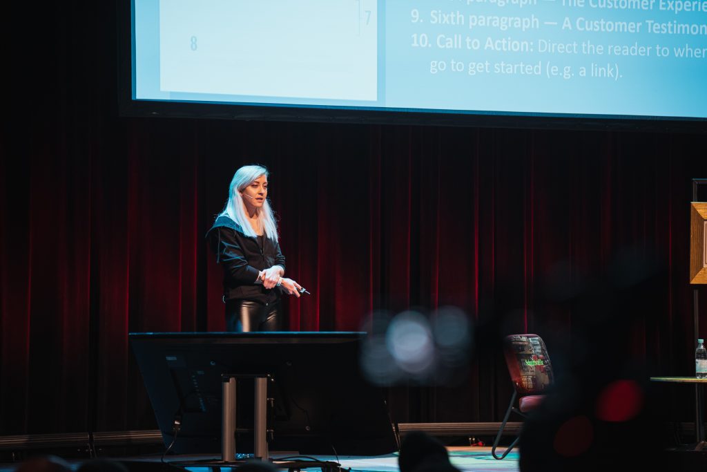 Daria Tarawneh während ihres Vortrags auf der Digitale Leute Summit 2021.