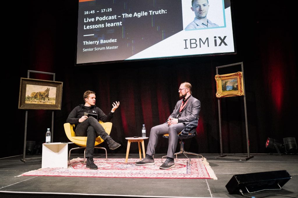 Stefan Vosskötter, CEO und Host von Digitale Leute und Thierry Baudez, Senior Scrum Master at IBM iX on stage at Digitale Leute Summit speaking about the podcast "The Agile Truth".