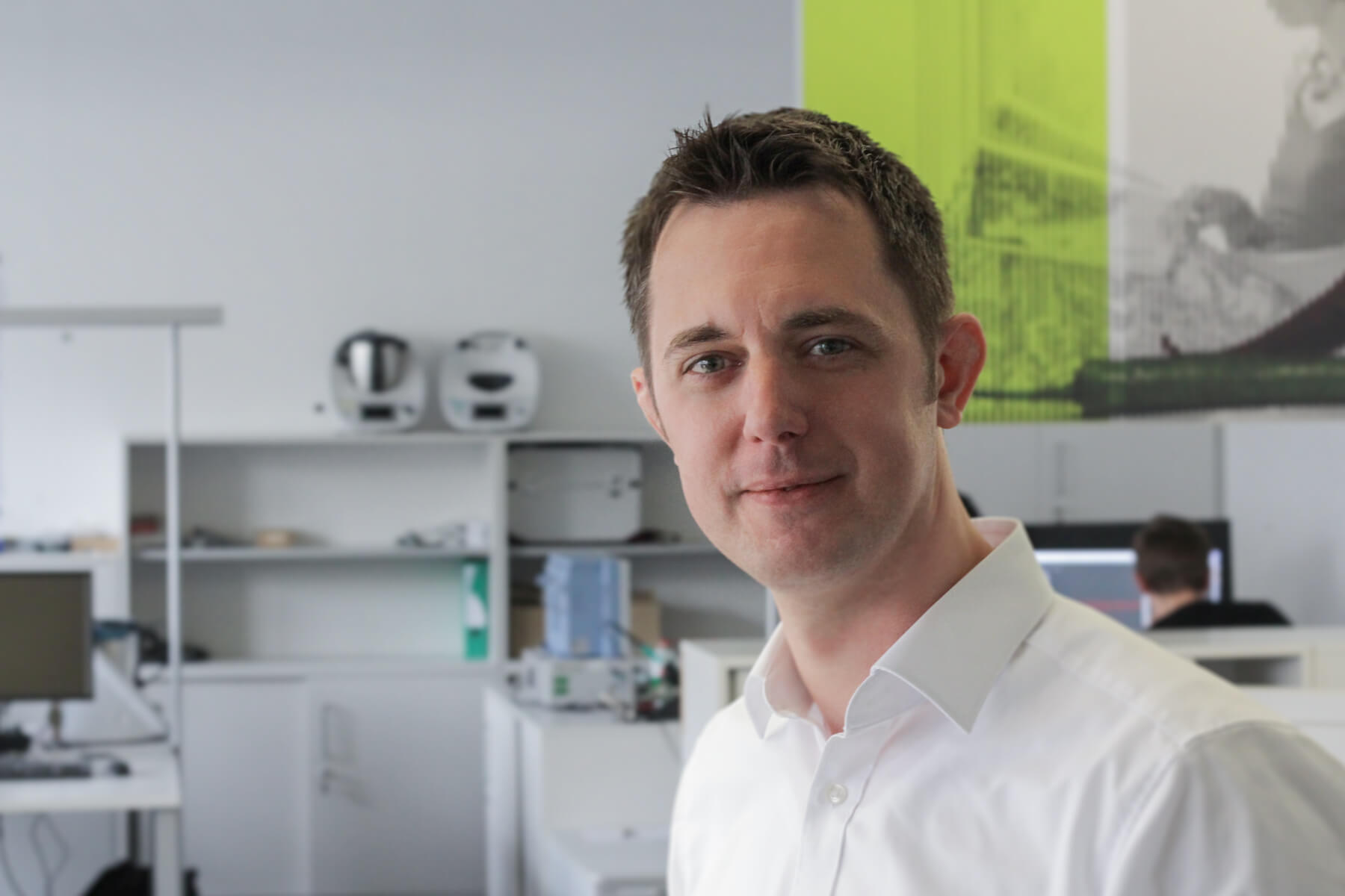 Digitale Leute - Mario Wallmeyer - Vorwerk - Mario Wallmeyer im Hauptraum der neu gegründeten Softwareabteilung bei Vorwerk im Portrait.